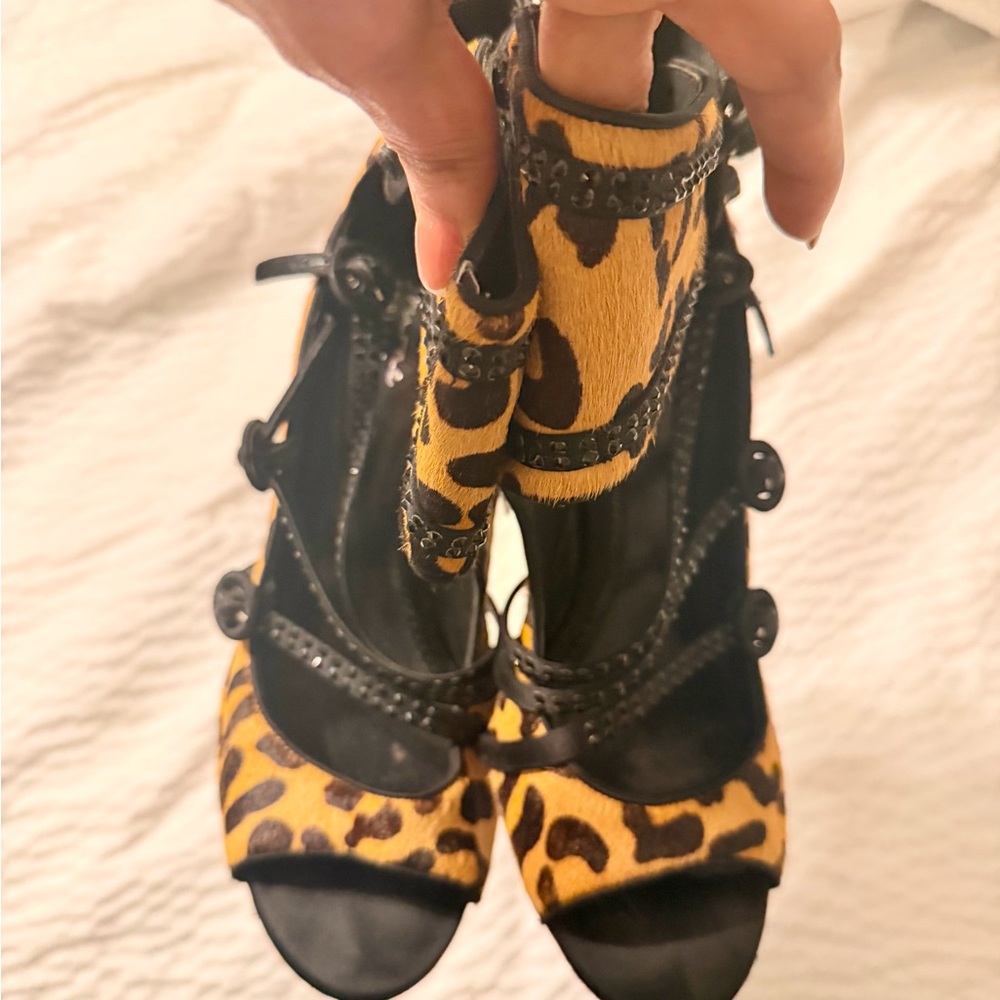 Chic Leopard Print Heels with Black Accents